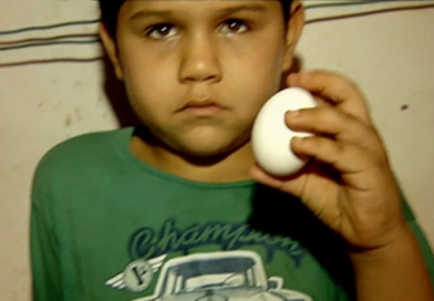 Mesmo sem quase nada para comer em casa, menino doa ovo para ajudar abrigo de idosos em Caçu