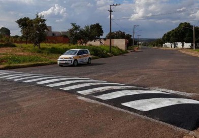 Prefeitura de Paraguaçu instala redutores de velocidade em algumas ruas da cidade