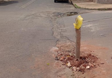 Moradores cansados de esperar por providências sinalizam buracos na Vila Nova