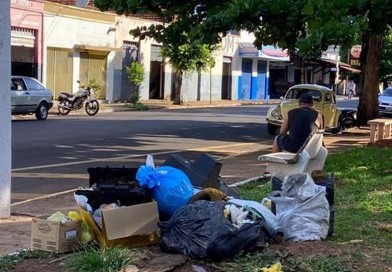 Moradores reclamaram da falta de coleta de lixo e limpeza da cidade