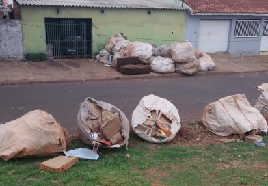Moradores de Paraguaçu Paulista reclamam de “big bags” com lixo reciclável espalhados pela calçada